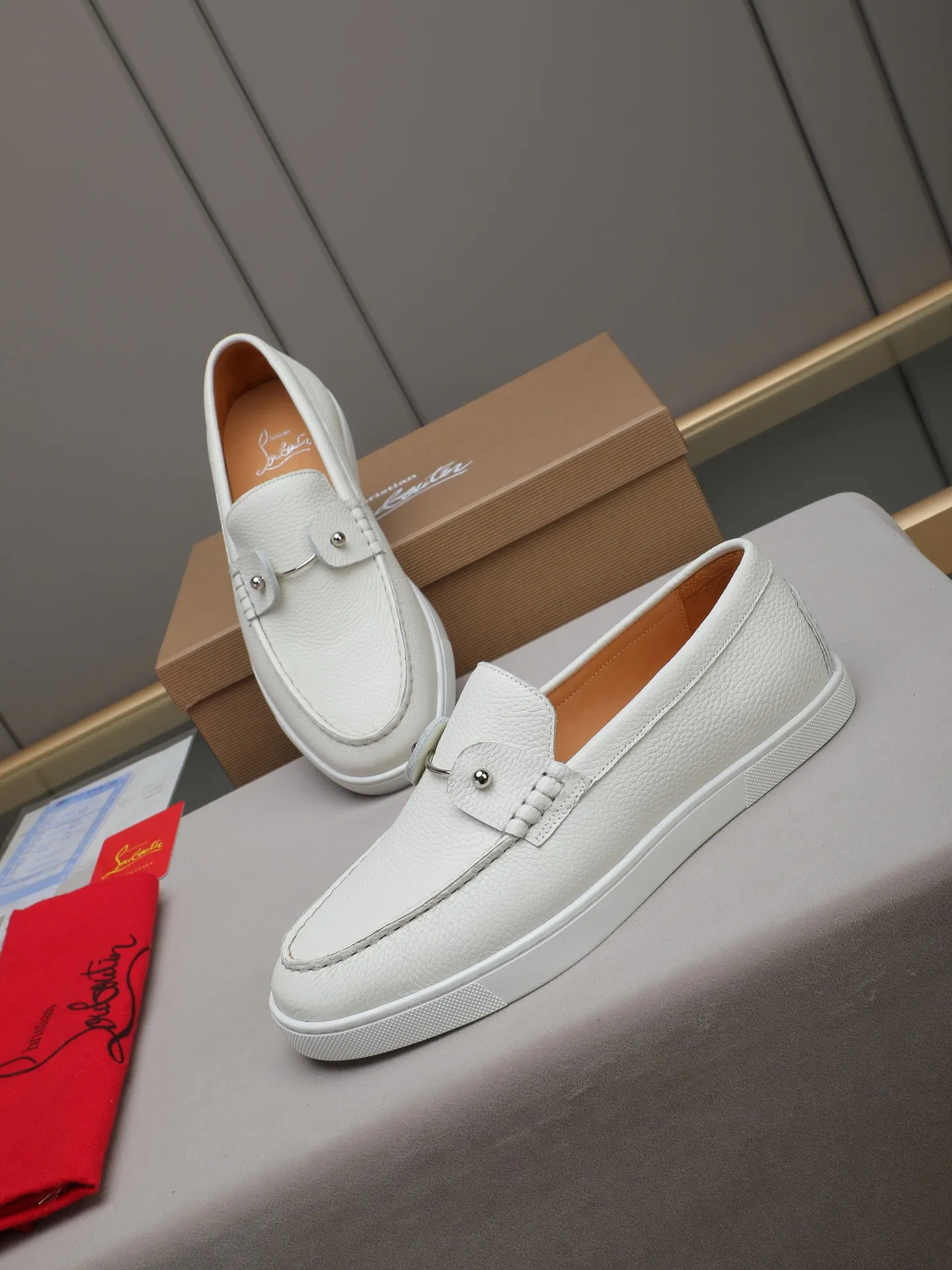 PP480 Christian Louboutin (red-soled shoes) Italian men's casual sneakers are shipped! Each pair of shoes from this Italian handmade shoe brand has a simple and classic design, which is very comfortable and versatile! The upper fabric of this shoe is made of imported cowhide, with high-end and comfortable cowhide lining! The outsole is made of original rubber bottom sheets and is lined with cowhide! Brand-specific mold-opening foot bed, exclusive private mold control! Original box packaging! 39 40 41 42 43 44 (38 45 46 customized)